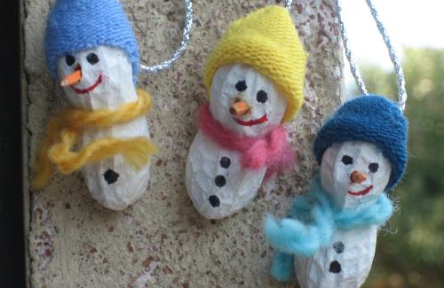 Pupazzi di neve in miniatura realizzati con le arachidi
